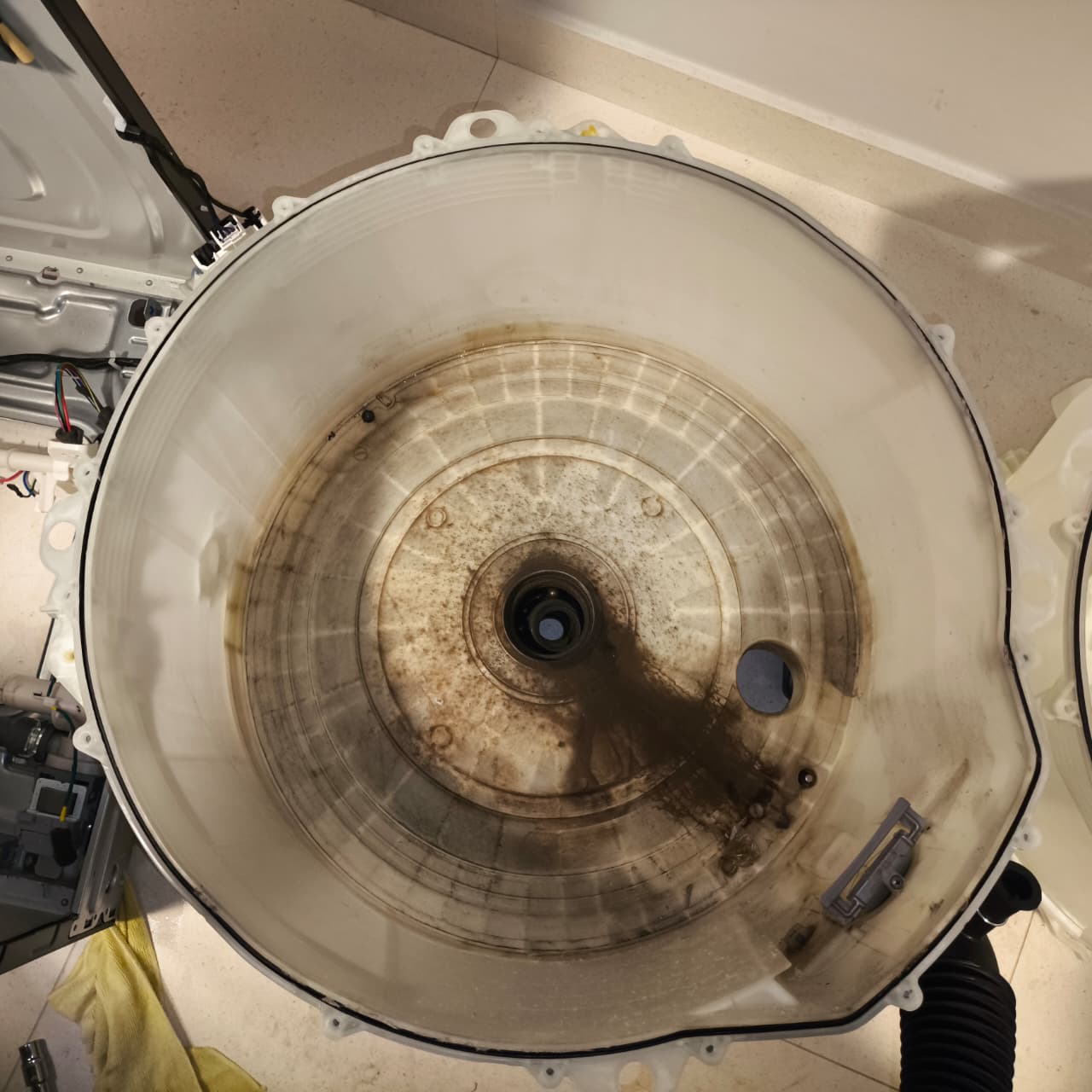 Tanque da máquina com sujeira acumulada